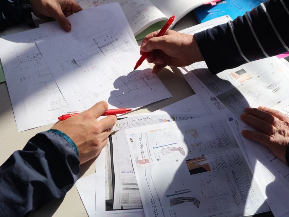 図面と金物の納まりを確認する手元